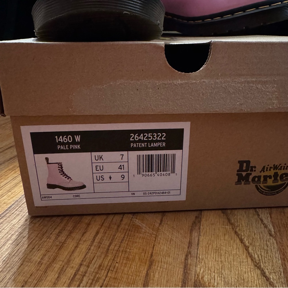 NEW IN BOX DR MARTENS SIZE 9 PALE PINK PATENT LEATHER LACE UP BOOTS - Picture 3 of 4